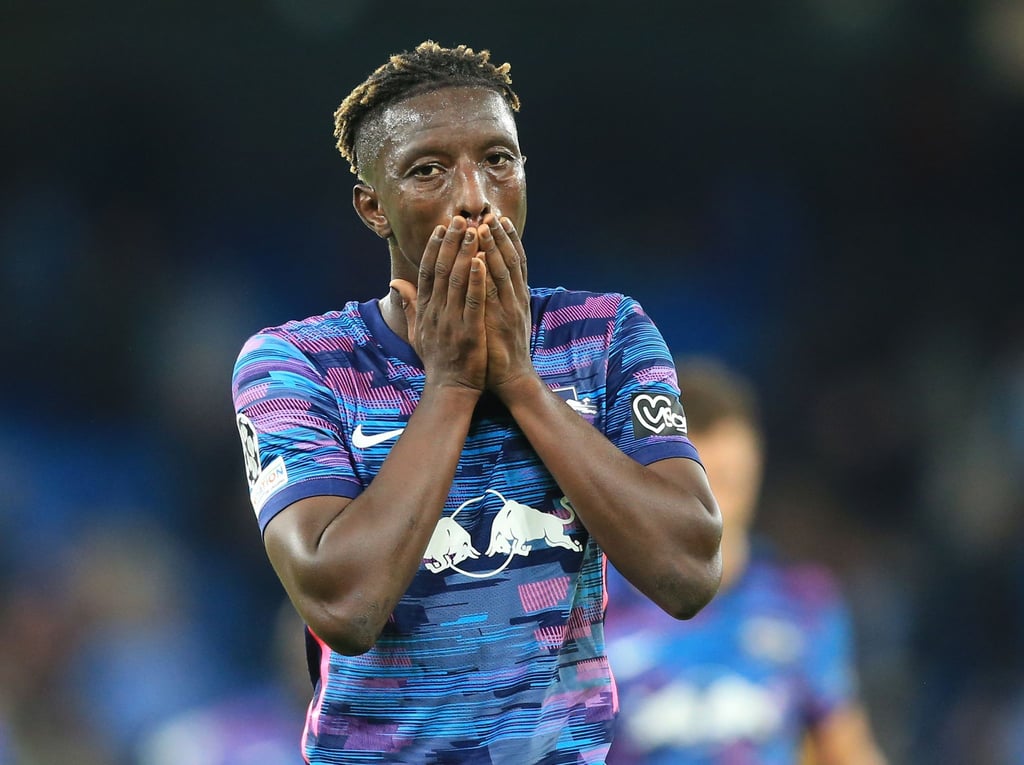 Amadou Haidara vom RB Leipzig verlässt nach einem Spiel den Platz.