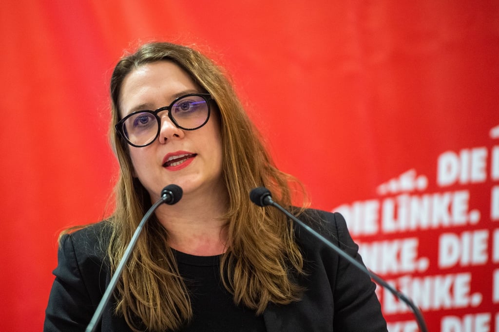 Anja Mayer, Brandenburger Landesvorsitzende der Partei Die Linke, spricht.