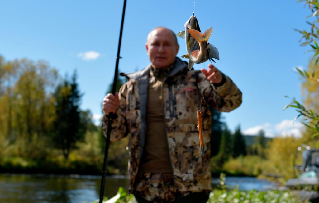 Auch in diesem Jahr wieder unter den Motiven aus Putins Sommerurlaub: Russlands Präsident mit Fisch an der Angel.