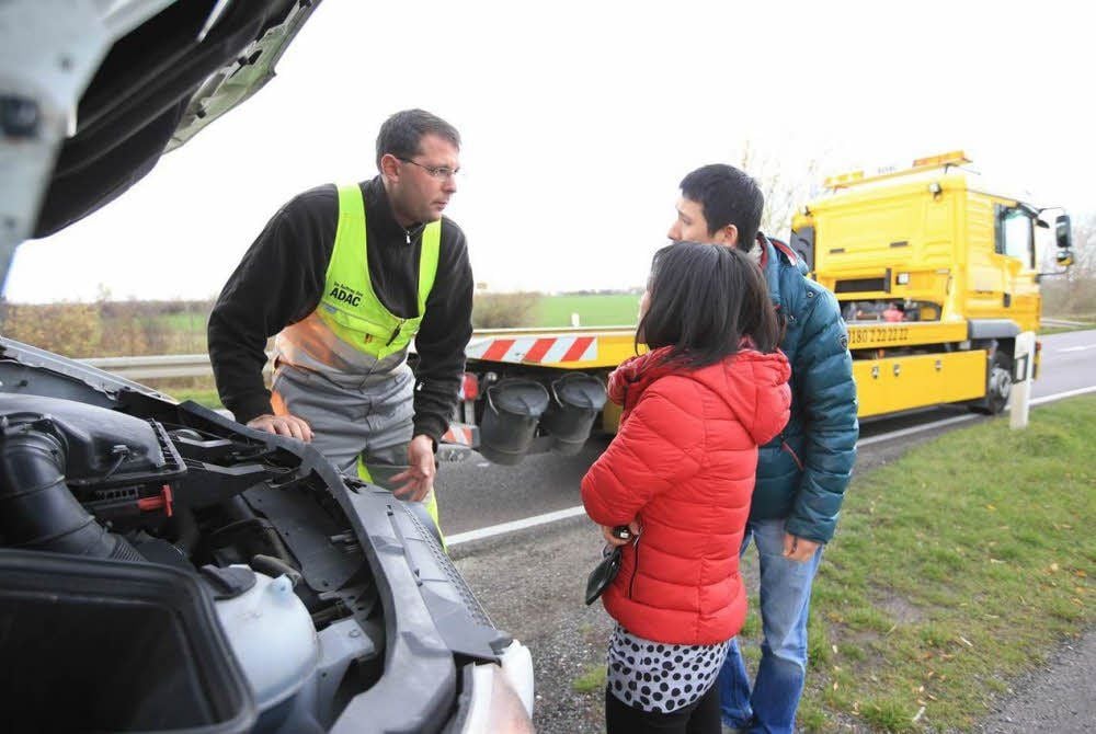 Die Geschäftsleute hatten auf der A 9 eine Panne, konnten sich aber noch auf eine Bundesstraße schleppen. Thomas Pelka sucht nach dem Fehler. Der Kleintransporter wird Huckepack mit nach Weißenfels in eine Autowerkstatt genommen.