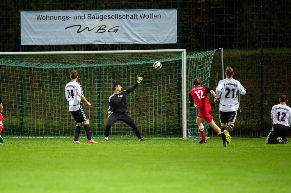 Daniel Bernhardt (Rot) trifft zum vorentscheidenden 3:0.