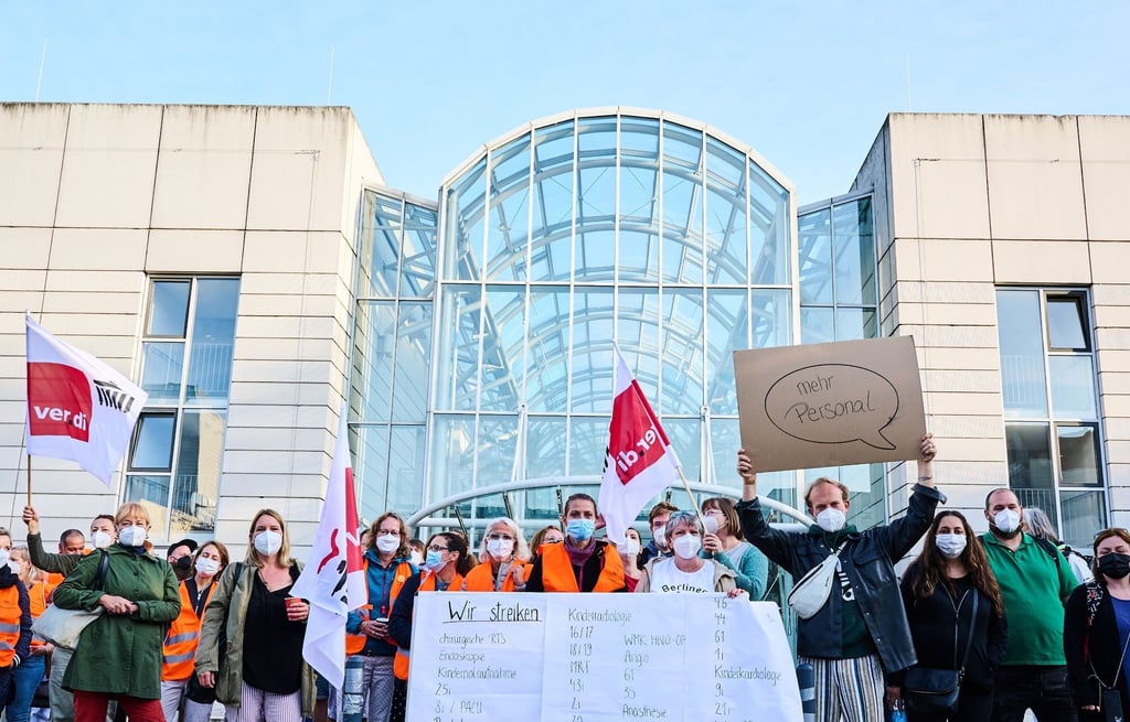 Pflegekräfte streiken vor dem Virchow-Klinikum.