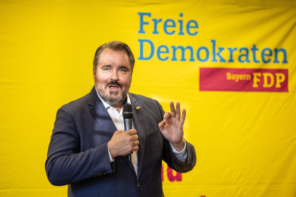 Daniel Föst, Landesvorsitzender der FDP Bayern, spricht.