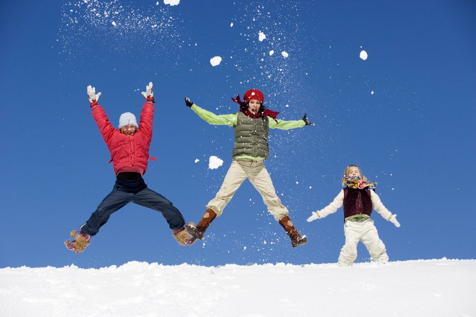 Gewusst wie: Auch in strahlend weißen Schneelandschaften können tolle Bilder vom Familienurlaub entstehen.
