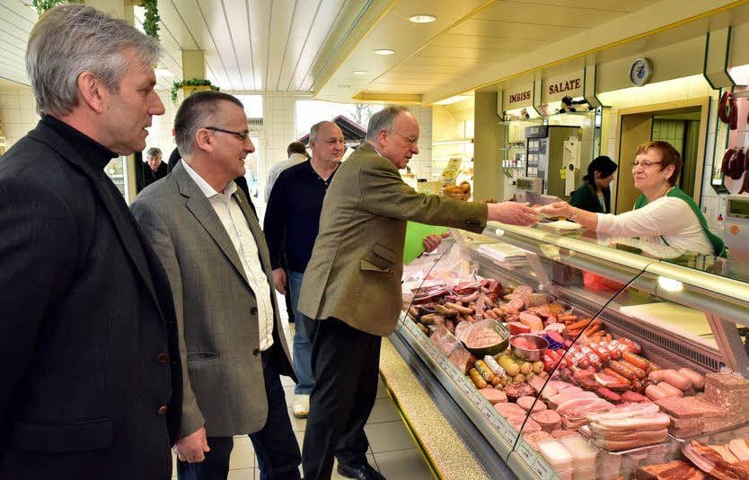 Minister Aeikens (M.) informiert sich in der Teucherner Osterland-Filiale über die Direktvermarktung. Beim Rundgang sind dabei der Landtagsabgeordnete Harry Lienau und Osterland-Chef Arndt Helm (v. li.)
