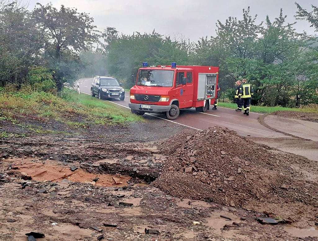 Das Unwetter in der Nacht zum 27. September 2021 hat an vielen Stellen Schlamm und Geröll auf die Straßen gespült, so wie hier zwischen Willerode und Alterode.
