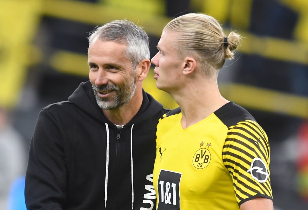 Dortmunds Trainer Marco Rose (l) bedankt sich nach dem Spiel bei Erling Haaland.