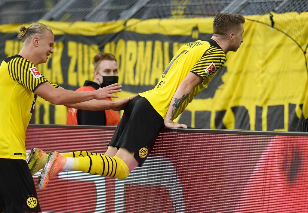 Dortmunds Erling Haaland (l) und Marco Reus jubeln nach einem Tor.