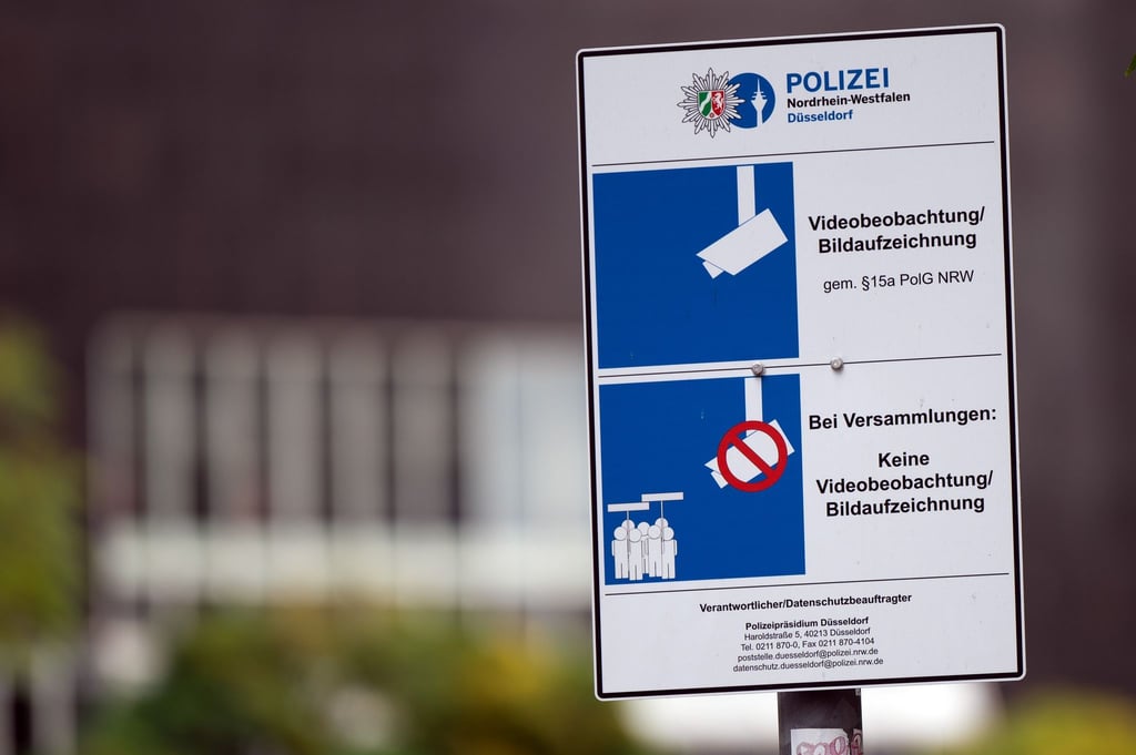 Ein Schild weist auf die Video-Überwachung hin.