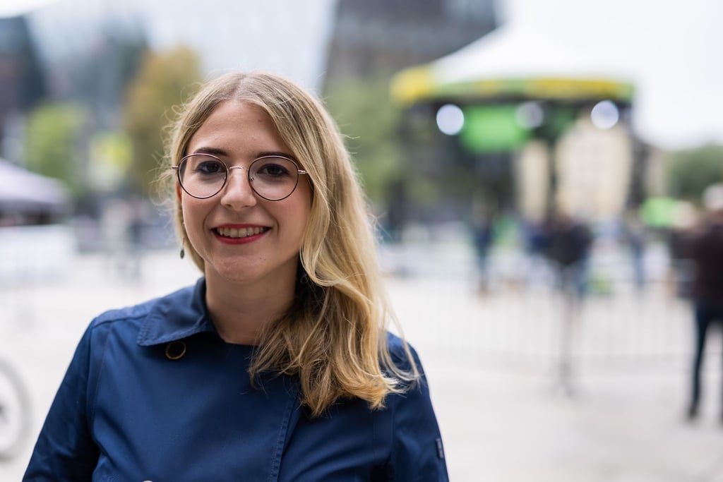 Chantal Kopf (Bündnis 90/Die Grünen) schaut in die Kamera.
