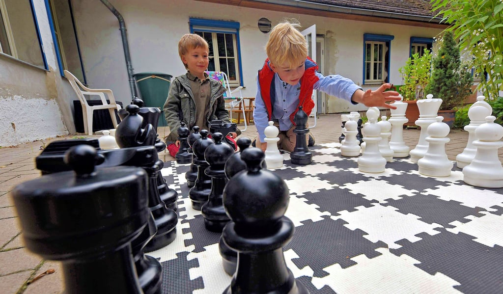 Früh übt sich: Auf dem Hof des Montessori-Kinderhauses spielen Otto und Julius eine Runde Schach.