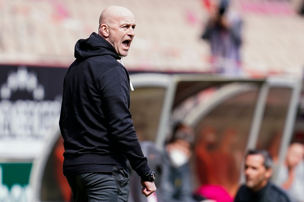 FCK-Trainer Marco Antwerpen steht am Spielfeldrand.
