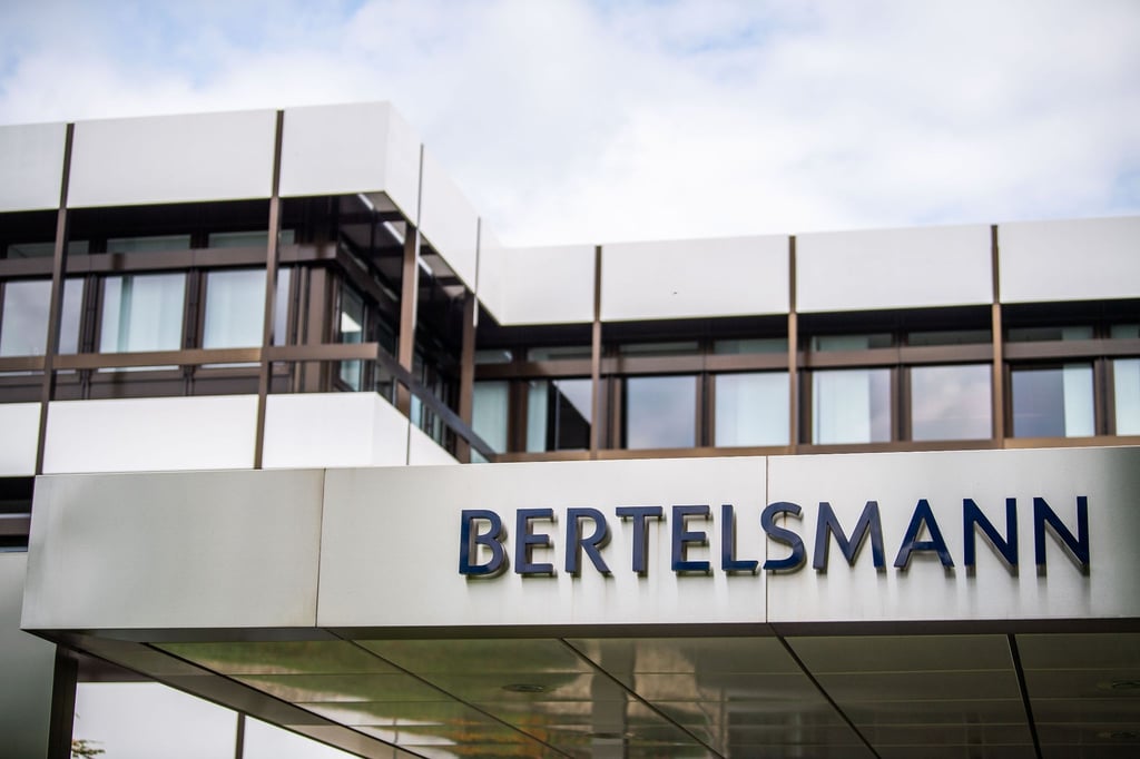 Ein Schild mit dem Logo von Bertelsmann steht vor der Zentrale.