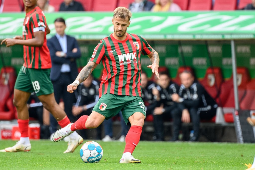 Niklas Dorsch vom FC Augsburg spielt den Ball.