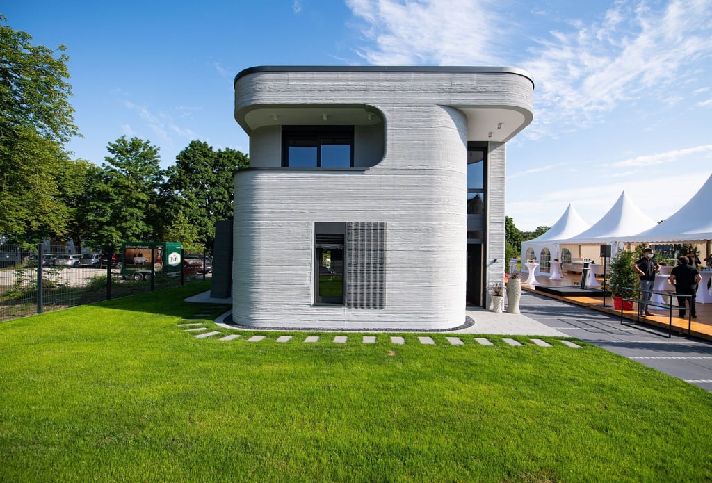An der Außenfassade des ersten 3D Druckhauses - ein zweigeschossiges Einfamilienhaus - sieht man die mittels eines 3D-Betondrucker aufgetragenen Betonschichten.