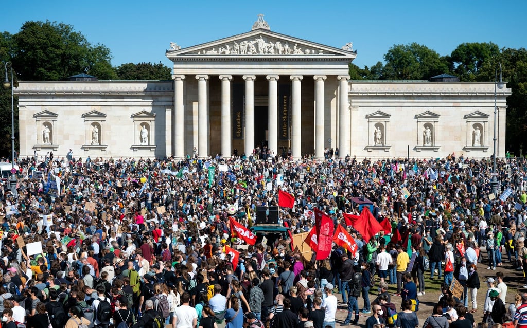 Menschen nehmen in München an der Protestaktion der Bewegung Fridays for Future teil.