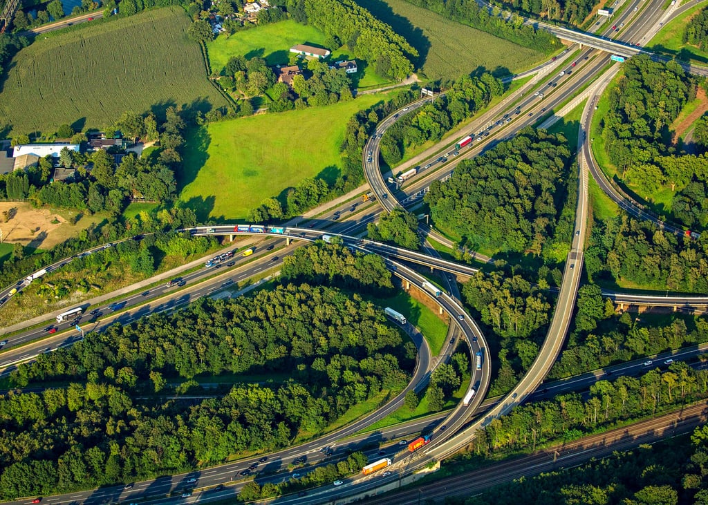 Das Kreuz Kaiserberg verbindet die Autobahnen 3 und 40 miteinander und wird auch als Spaghettiknoten bezeichnet. Warum, wird beim Blick von oben klar.