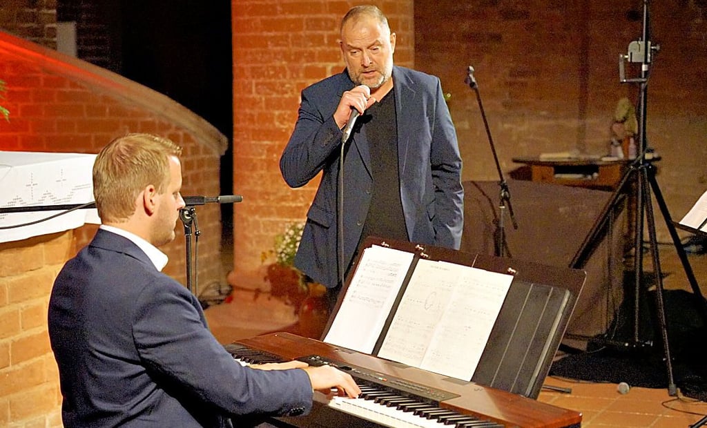 Peter Forster (l.) begleitet Björn Casapietra seit einigen Jahren am Klavier. Gemeinsam begeisterten sie das Jerichower Publikum.