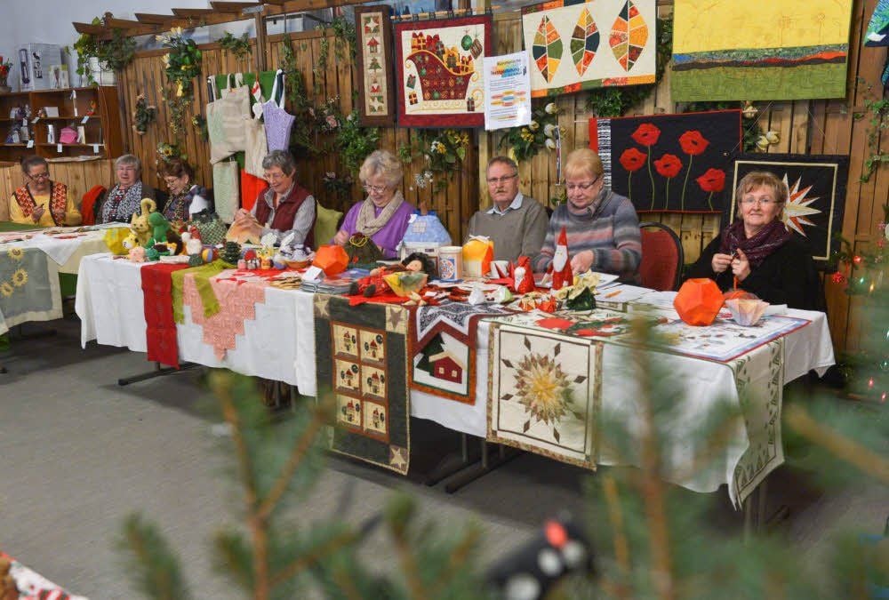 Wunderschöne Handarbeiten stellen die Frauen der Dohndorfer Kreativgruppe (l.) und der Köthener AG Textilgestaltung (r.) in ihrer Freizeit her.