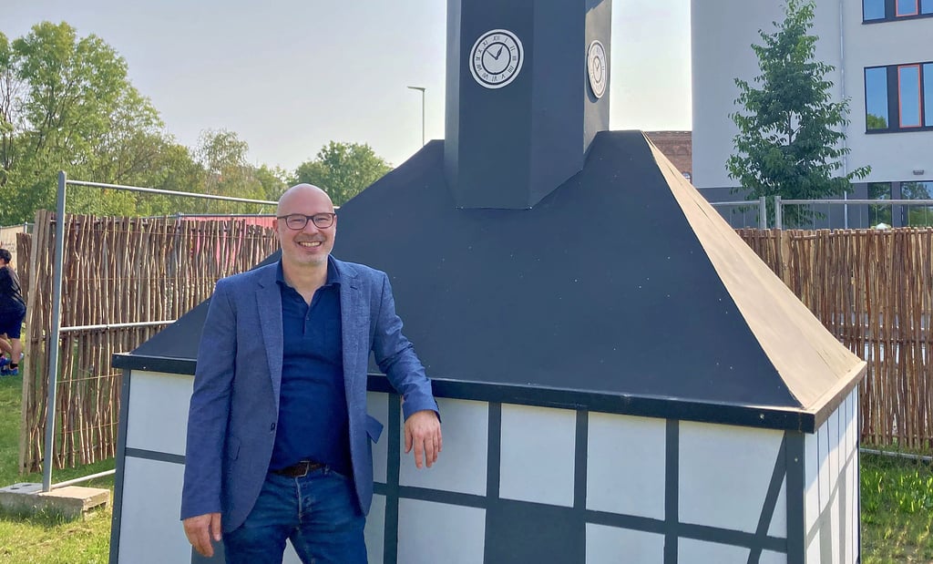 Ingo Beljan auf dem Holzmarkt vor einer Miniatur des Uhrenhauses, das älteste Gebäude des Saline-Komplexes von 1721