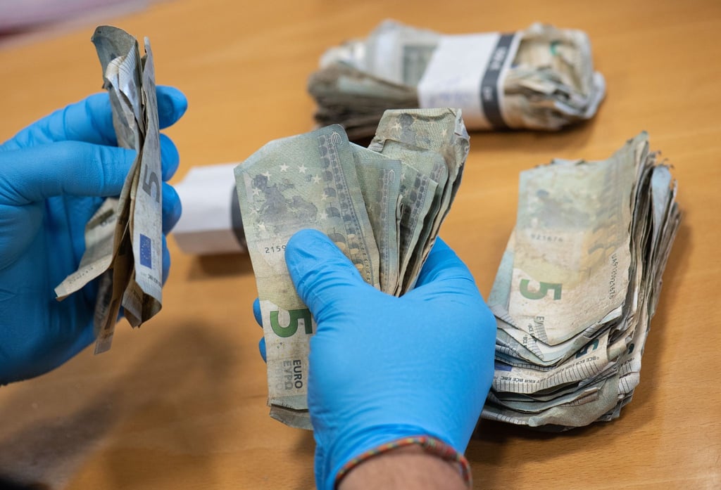 Ein Mann zählt bei der Flut beschädigte Euro-Banknoten in Bundesbank in Mainz.