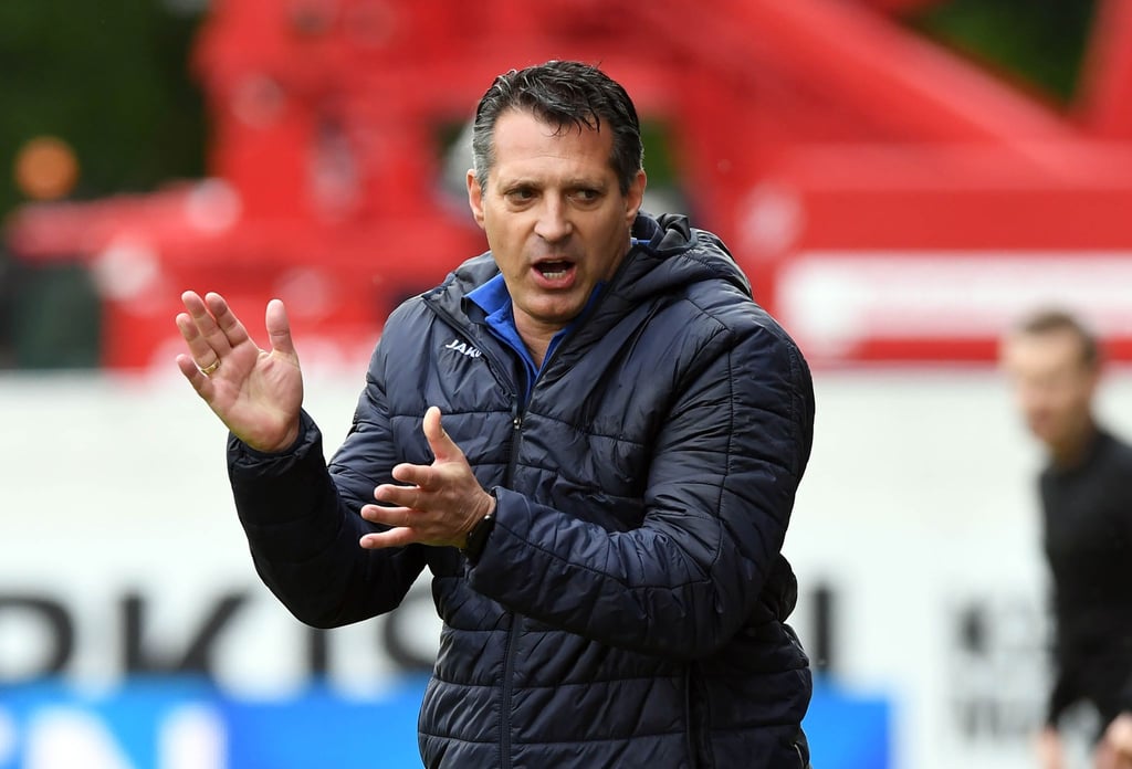 Trainer Alois Schwartz klatscht an der Seitenlinie.