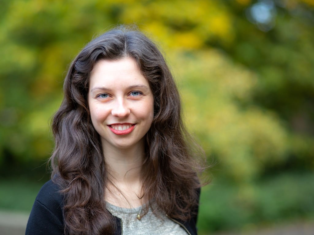 Zoe Mayer lächelt.