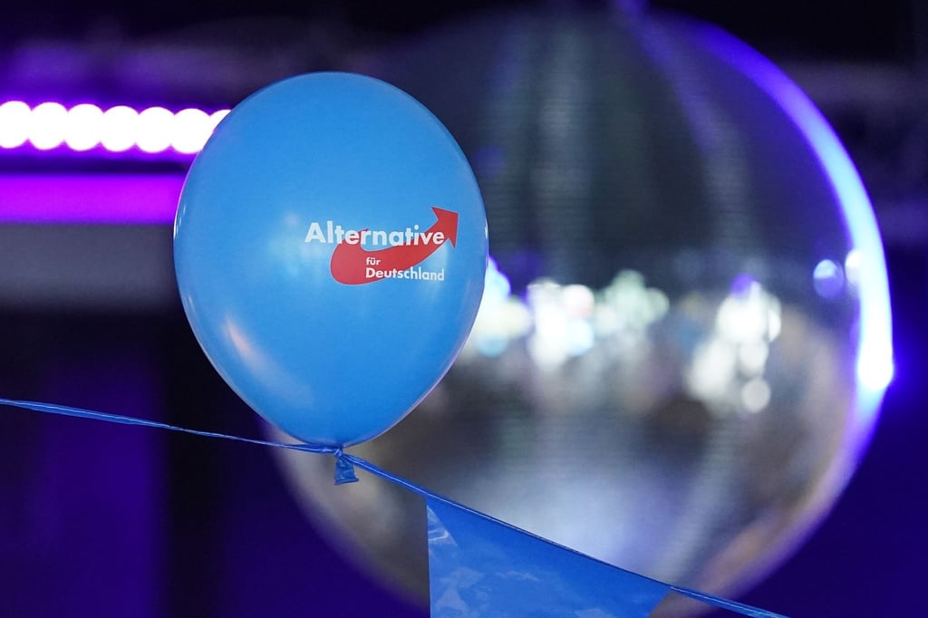 Ein Luftballon hängt an einem Band bei der Wahlparty der AfD.