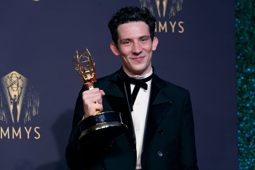Josh O'Connor, Gewinner des Preises für den herausragenden Hauptdarsteller in einer Dramaserie für "The Crown", posiert bei den Emmy Awards.