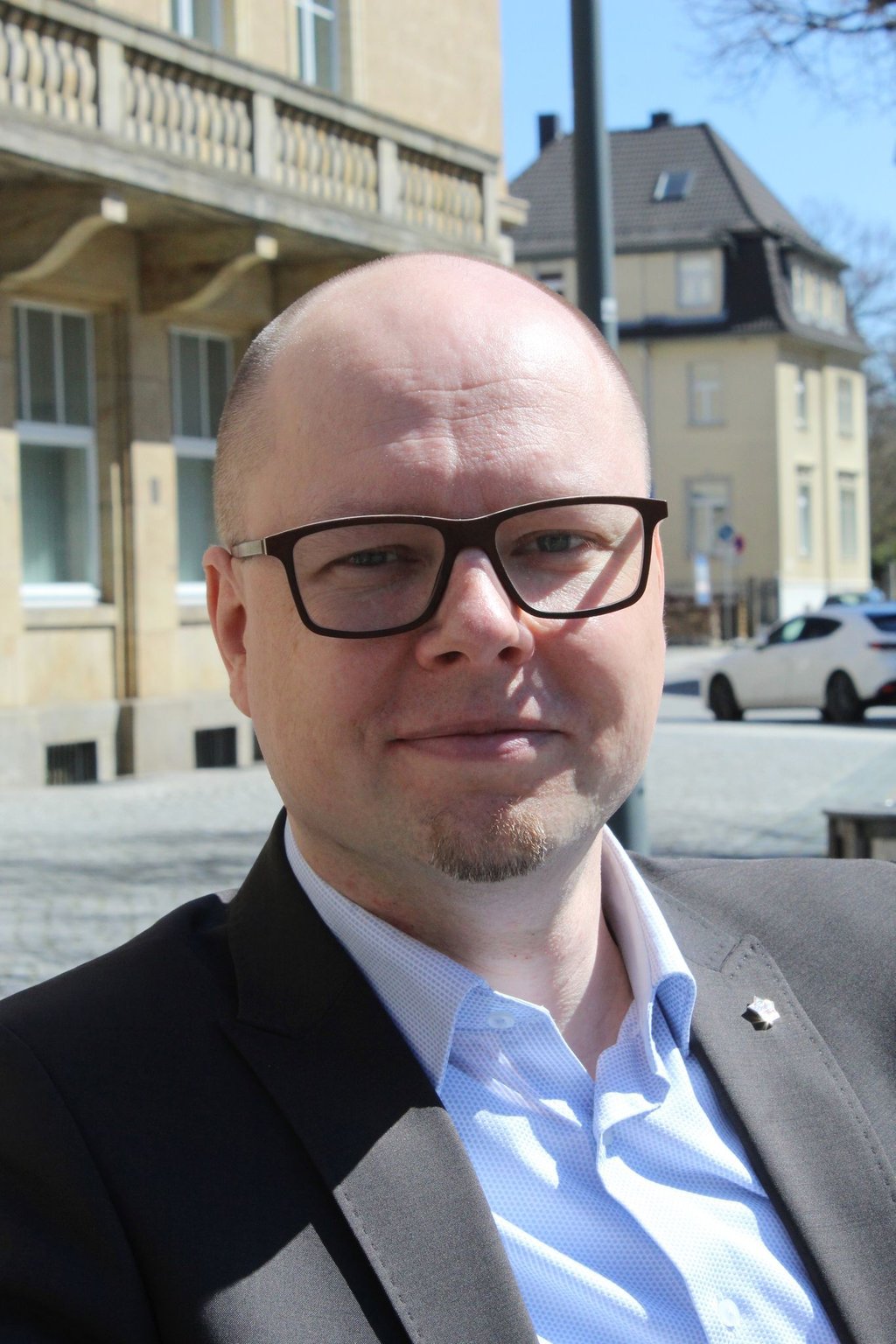 Dawid Statnik steht vor dem Haus der Sorben.