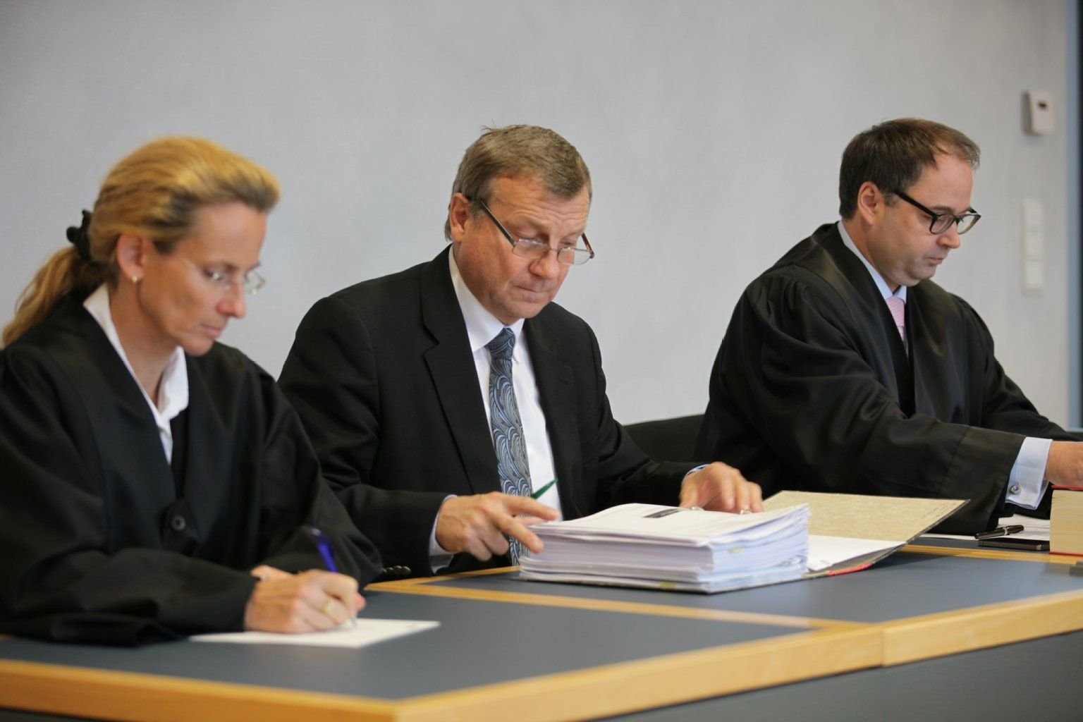 Rechtsanwältin Claudia-Regine Nerius (von links), Quedlinburgs stellvertretender Oberbürgermeister Wolfgang Scheller und Anwalt Maik Ringel am Freitag vor dem Landgericht Magdeburg.