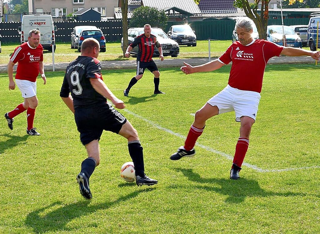 Die Alten Herren lieferten sich spannende Spielszenen mit den Gästen des SV Küsten (Niedersachsen).