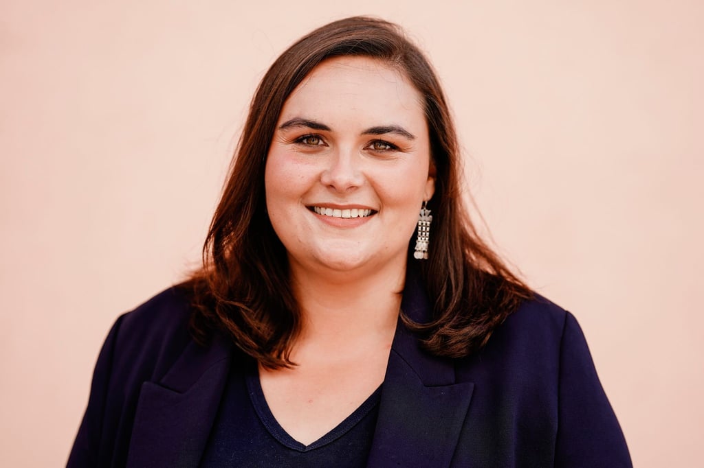 Isabel Cademartori, Bundestagskandidatin der SPD in Mannheim, steht im Stadtteil Wallstadt.