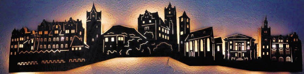 Matthias Karste in der Erzgebirgskunst-Hütte auf dem halleschen Weihnachtsmarkt. Auch dort hat er seine Kunstwerke aus Bernburg - unter anderem die Skyline zum Kauf angeboten.