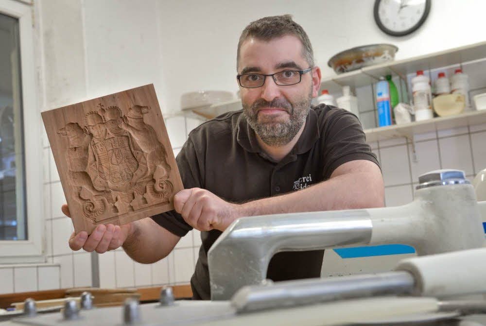 Bäckermeister Jens Schneider mit der Replik der Tortenmodel aus dem Köthener Fürstenhaus