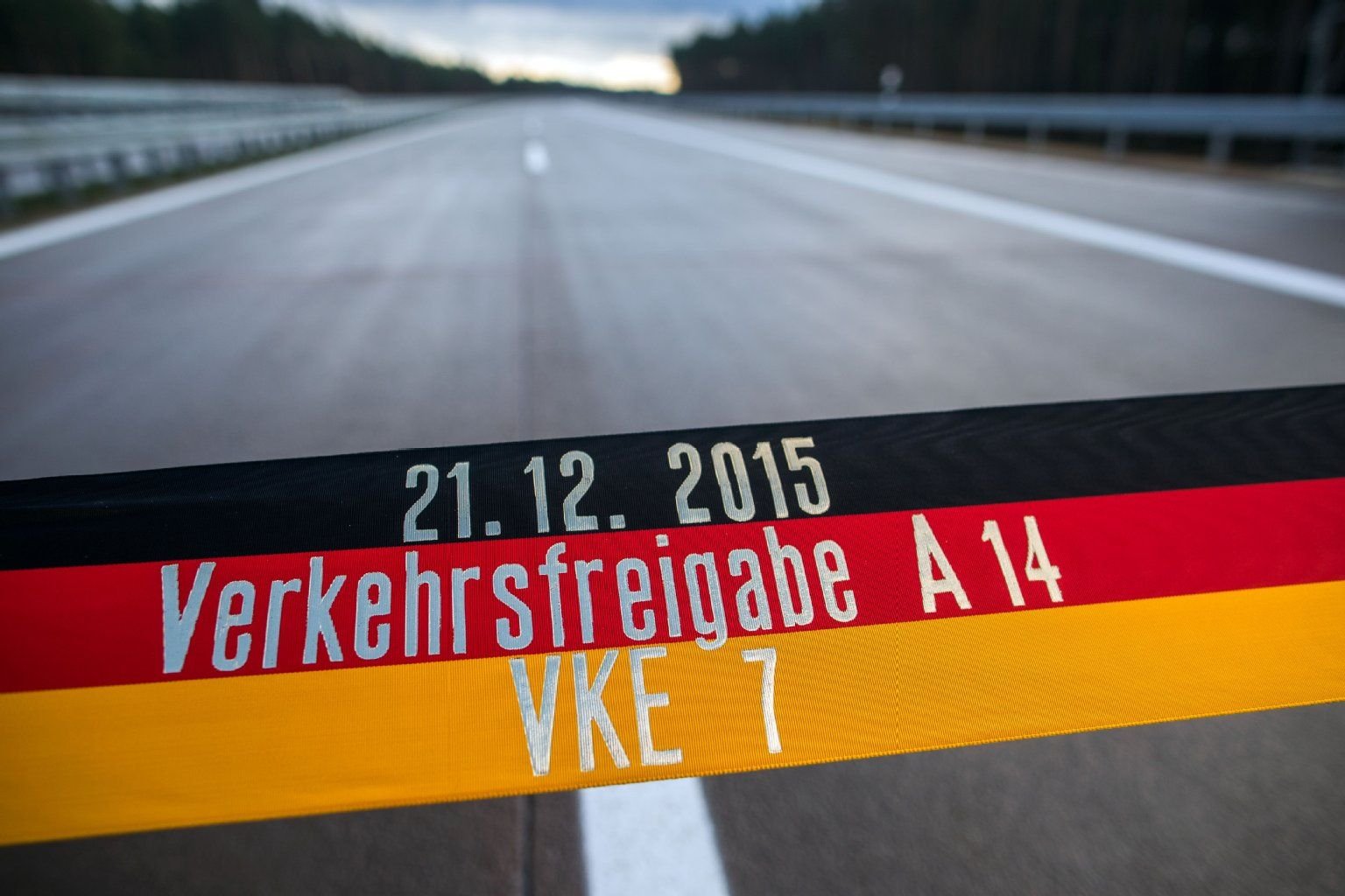 Das schwarz-rot-goldene Band zur Verkehrsfreigabde hängt in der Nähe von Wöbbelin bei der Eröffnung eines weiteren Teilabschnitts der Autobahn A14 über der Fahrbahn.