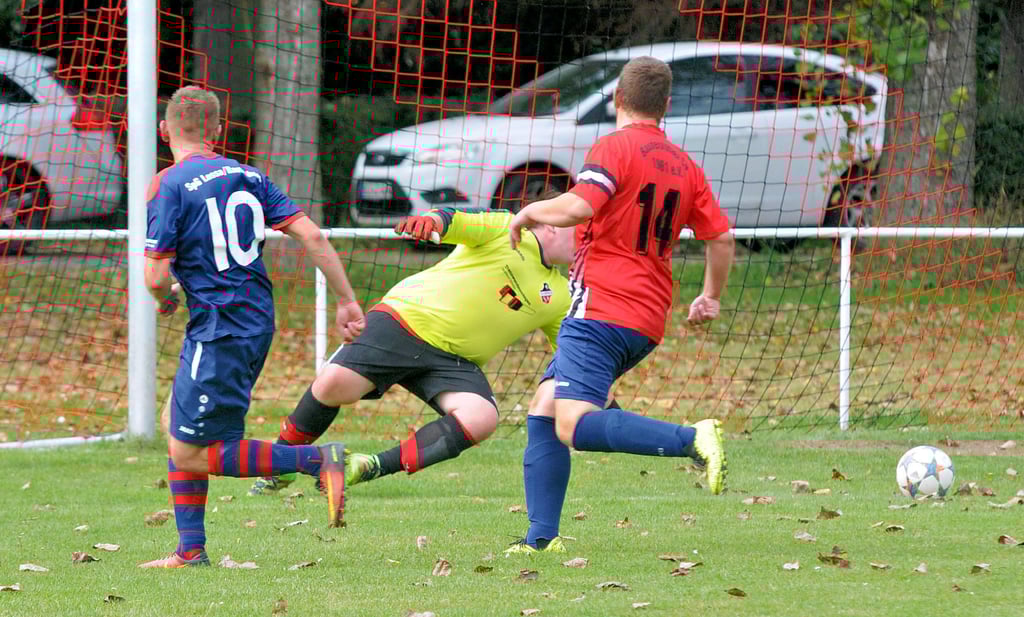 Thomas Eckert (v.l.) schießt das ?goldene? Tor für Lossa/Rastenberg II im Kreisklasse-Punktspiel bei der Baumersrodaer Reserve. Keeper Maik Nörren ist machtlos; Tom Hädicke kann nicht mehr eingreifen.