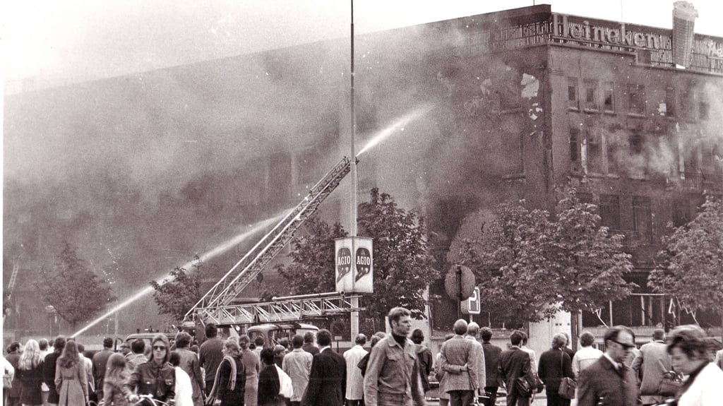 Beim Brand des Eindhovener Hotels ?Silbernes Seepferdchen? konnte die Feuerwehr nichts mehr retten. 