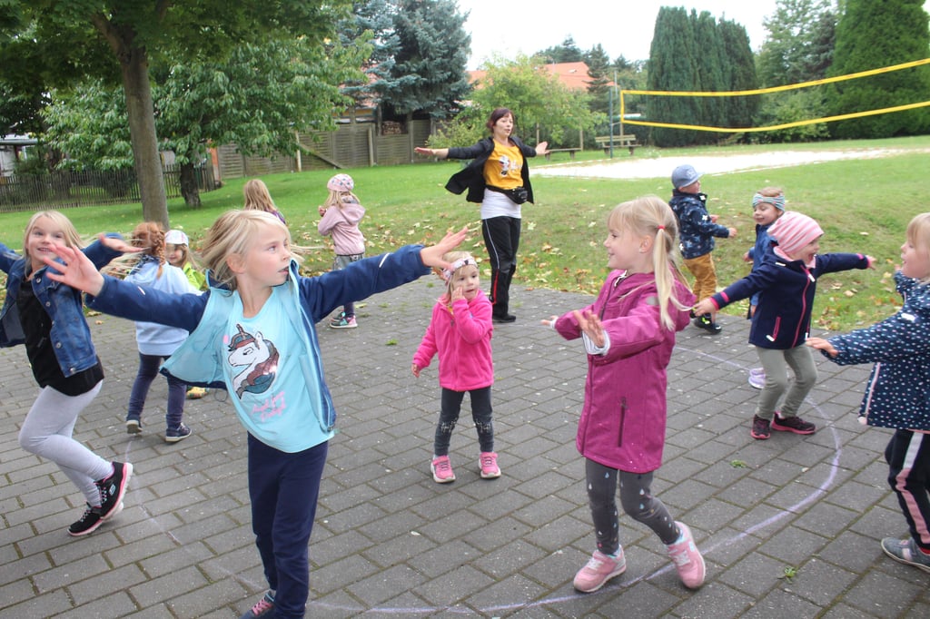 Die Sportkinder aus Morsleben und Umgebung machen sich unter Leitung von Annett Rademacher mit dem Fliegerlied warm, ehe es aufs Balanceparcours geht. Einmal die Woche lädt der Verein TuS Morsleben die Kinder ein.