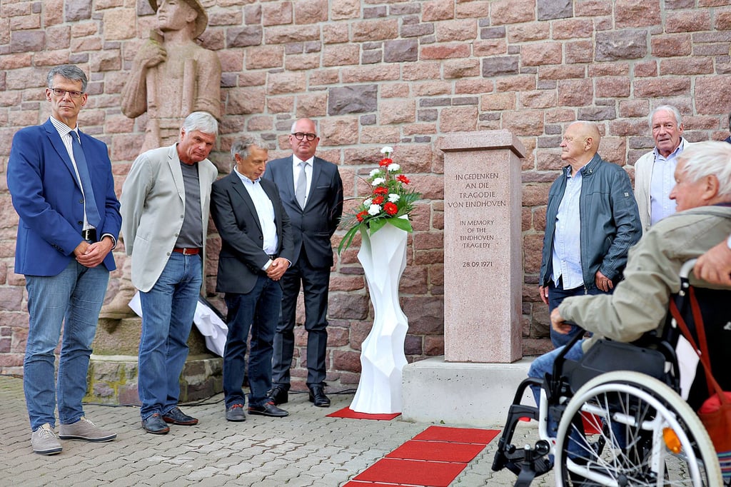 Die Enthüllung des Gedenkstein vor dem Stadion in Halle.