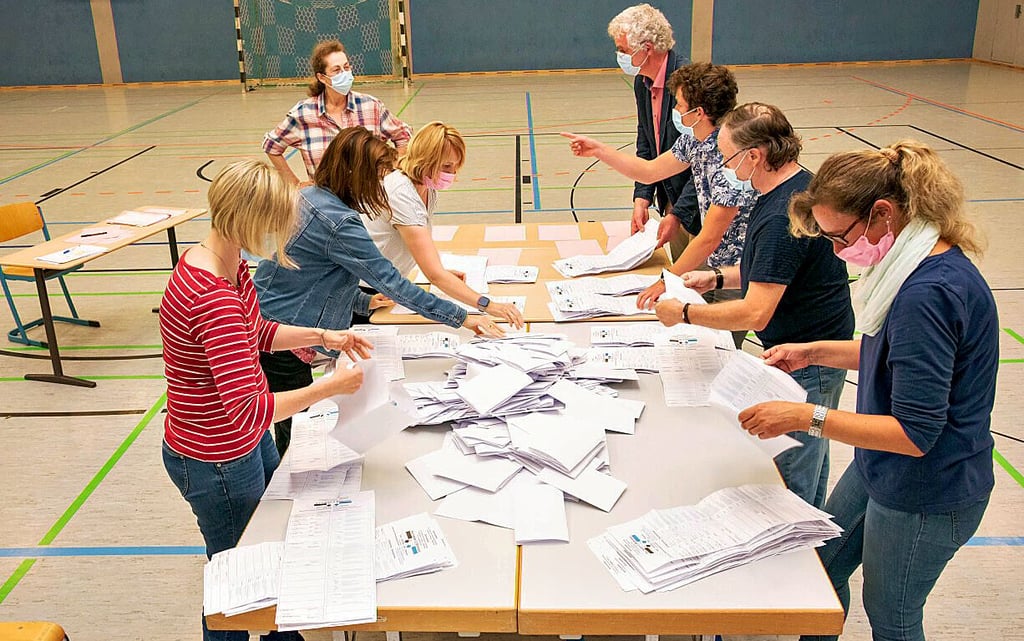 Wie hier in Ziebigk wurden ab 18 Uhr die Wahlurnen geöffnet und die Stimmen ausgezählt.