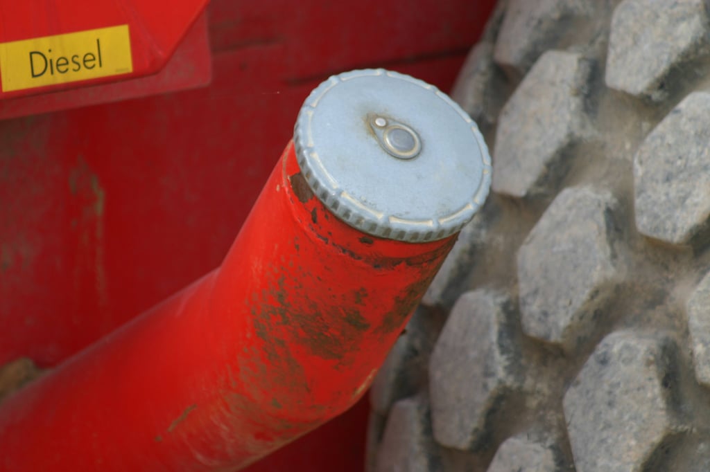 Der Treibstoff-Stutzen einer Baumaschine (Symbolbild)