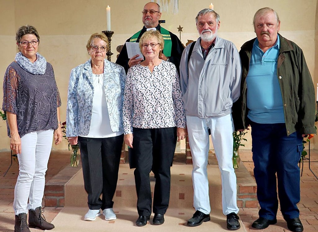 Pfarrer Andreas Breit segnete in einem festlichen Gottesdienst in der Kirche Bergzow goldene und diamantene Jubelkonfirmanden.