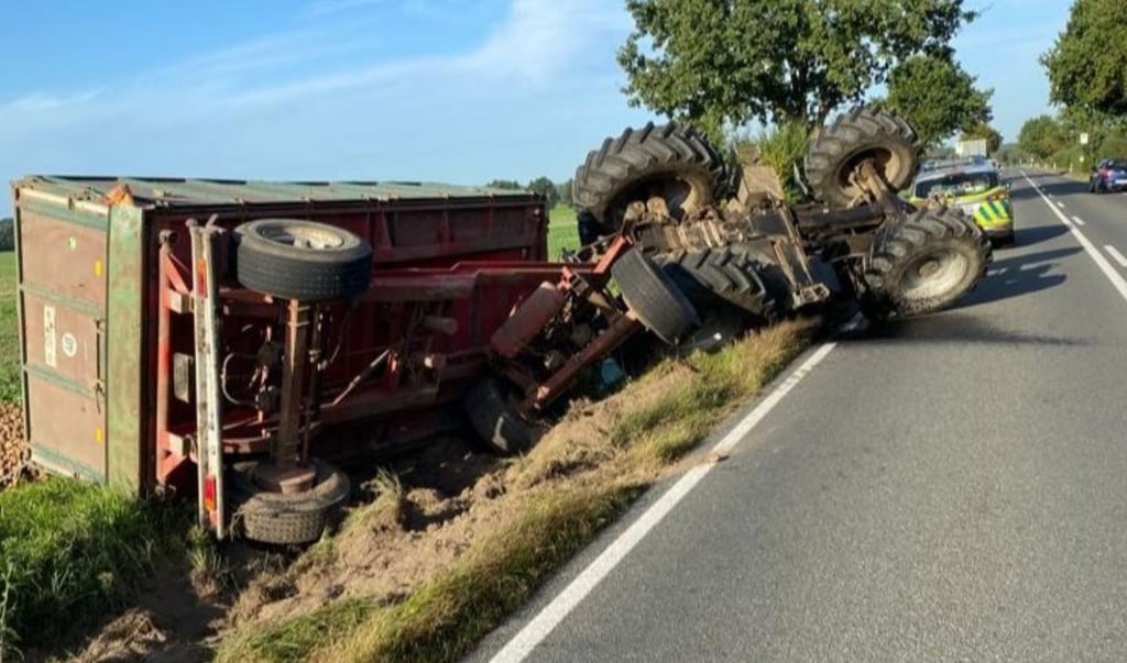Der Traktor samt Anhänger stürzte neben der L8 bei Langenapel in den Straßengraben. Der Fahrer verletzte sich bei dem Unfall leicht.