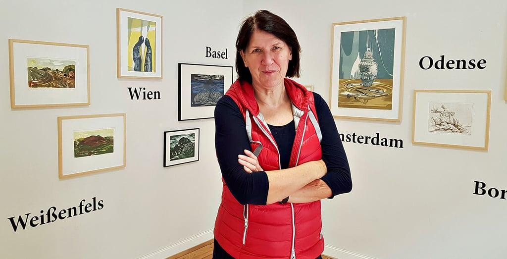 Ihre Reisen spiegeln sich in Kunstwerken: Christina Simon vor ausgewählten Arbeiten, die sie bei Studienaufenthalten im Ausland geschaffen hat.