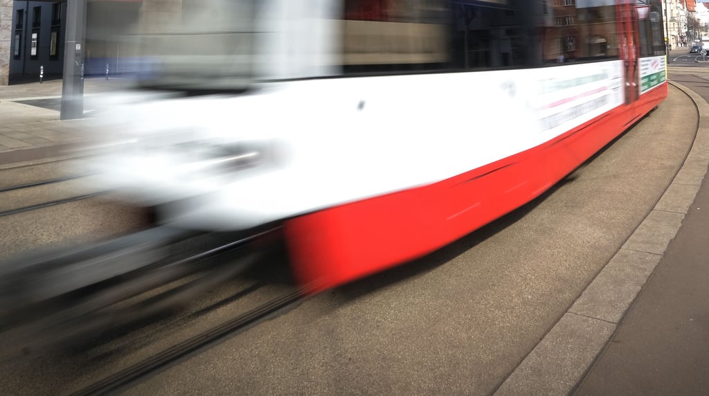 Ein Tram fährt in Halle - Symbolbild