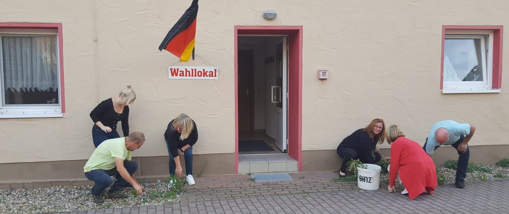 Sarah Cherubim (v.l.), Eickendorfs Ortsbürgermeister Udo Cherubim, Ilka Scholz, Diana Engelke, Heike Buchhorn und Bobo Schwab machten sich an die Arbeit, um das Unkraut zu beseitigen, bevor die ersten Wähler ihre Stimmzettel abgaben.