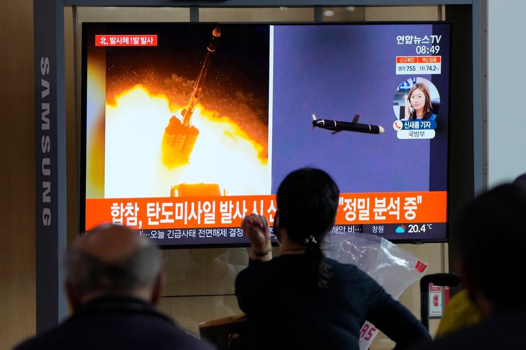 Menschen im im Seouler Bahnhof sehen während einer Nachrichtensendung ein Fernsehbild des nordkoreanischen Raketenstarts.