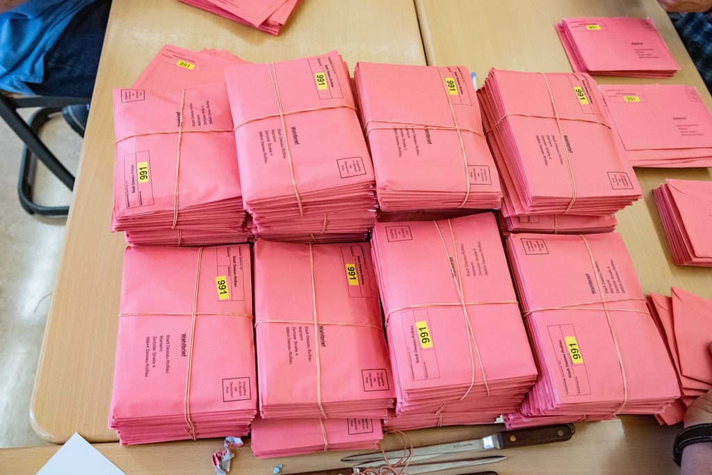 Die Briefwahl-Umschläge wurden in Paketen von jeweils 20 Kuverts gebündelt.