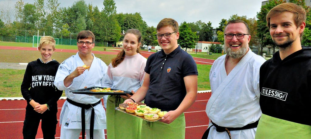 Marcus Gutzmer (2. von links) und Bert Dieterich (2. von rechts) bedankten sich stellvertretend für alle fleißigen Helfer bei Leon Ahrens (von links), Hannah Lesch und Felix Grünheit. Mit Beginn des neuen Schuljahres übernahm Dorian Koberstein die Leitung der Schülerfirma.